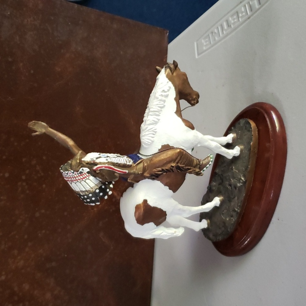 INDIAN   Deliverance Hamilton Collection  Indian  Statue